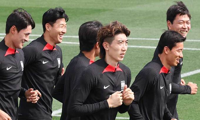 대한민국 축구대표팀 선수들이 31일(현지시간) 카타르 도하 알 에글라 트레이팅센터에서 회복 훈련을 하고 있다.