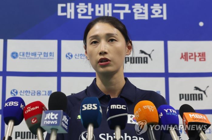 훈련 전 기자회견 하는 김연경 어드바이저 (사진 출처: 연합뉴스)