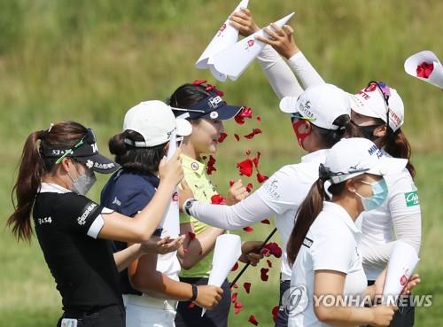 KLPGA투어 한국여자오픈 우승 축하를 받는 유소연. [연합뉴스 자료 사진]