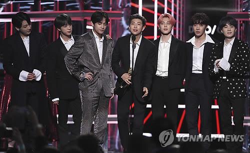 지난해 빌보드 어워즈 톱 듀오/그룹상 받는 방탄소년단 [AP=연합뉴스 자료사진]