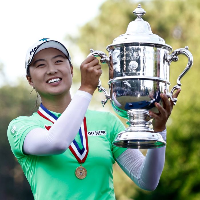 우승컵을 들어 보이는 이민지 (사진 출처: LPGA 트위터)