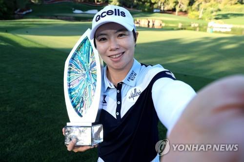 우승 트로피를 들고 '셀카'찍는 지은희. [AFP/게티이미지=연합뉴스]