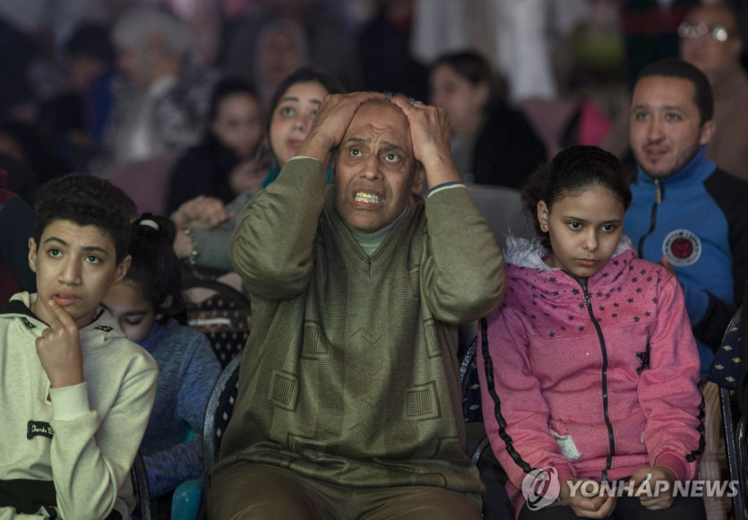 지난 2020년 슈퍼컵 대회 중계 보는 이집트 축구팬들