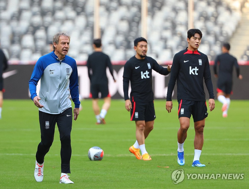 훈련 지도하는 클린스만 감독