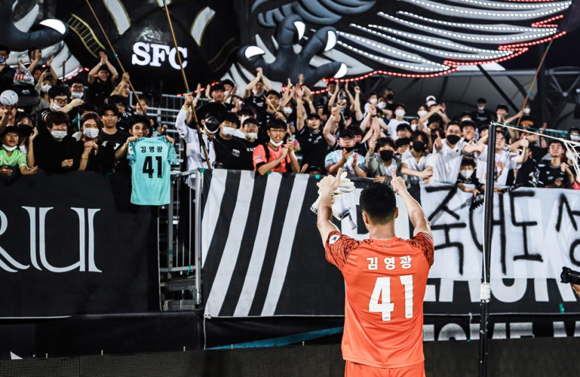 팬들에게 인사하는 성남FC 골키퍼 김영광. (사진 출처: 연합뉴스)