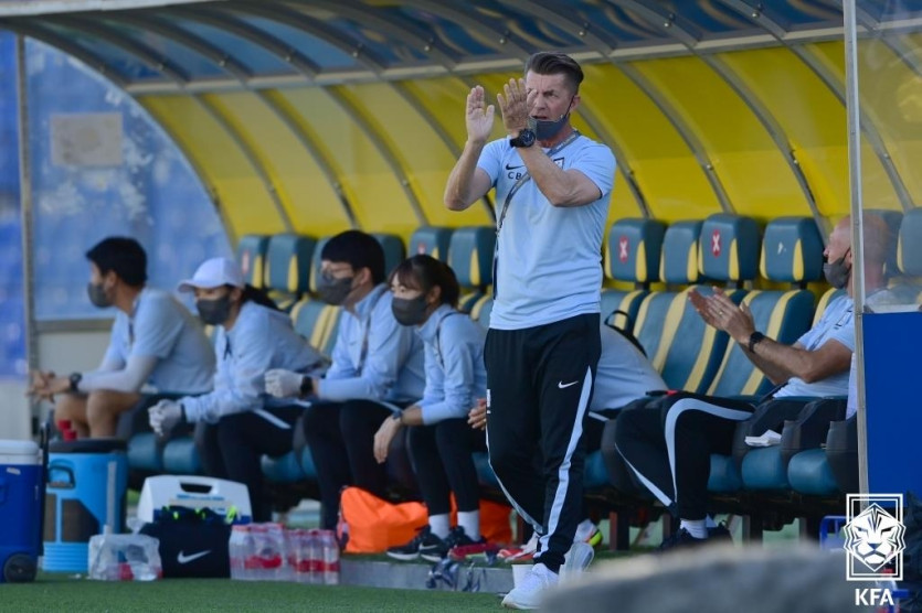 경기 중 선수들을 격려하는 콜린 벨 한국 여자축구 대표팀 감독.