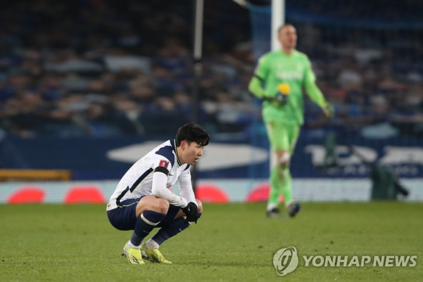 FA컵 8강행 좌절 아쉬워하는 토트넘 손흥민 (리버풀 AFP=연합뉴스) 토트넘 홋스퍼의 손흥민이 10일(현지시간) 영국 리버풀의 구디슨 파크에서 열린 에버턴과 2020-2021 잉글랜드축구협회(FA)컵 5라운드(16강전) 경기 종료 휘슬이 울리자 그라운드에 주저앉아 아쉬운 표정을 하고 있다. 손흥민은 이날 도움 2개를 기록하며 맹활약했으나, 토트넘은 연장 접전 끝에 4-5로 패해 FA컵 8강 진출에 실패했다. leekm@yna.co.kr