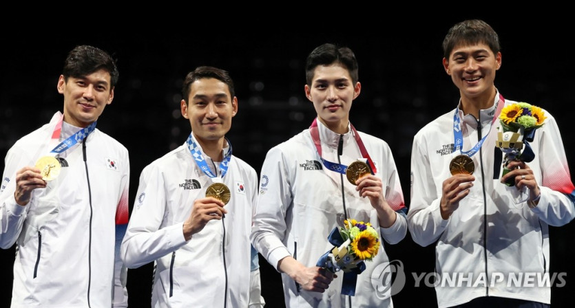 구본길, 김정환, 김준호, 오상욱이 28일 일본 지바의 마쿠하리 메세에서 열린 도쿄올림픽 남자 펜싱 사브르 단체전 시상식에서 금메달을 목에 걸고 기뻐하고 있다. 