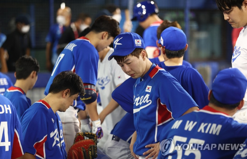  5일 일본 요코하마 스타디움에서 열린 도쿄올림픽 야구 패자 준결승 한국과 미국의 경기. 2-7로 패해 결승 진출이 좌절된 대표팀의 박건우 등이 아쉬워하고 있다. 