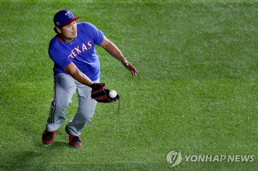 새 홈구장 글로브라이프 필드에서 수비 훈련 중인 추신수 [게티이미지/AFP=연합뉴스]