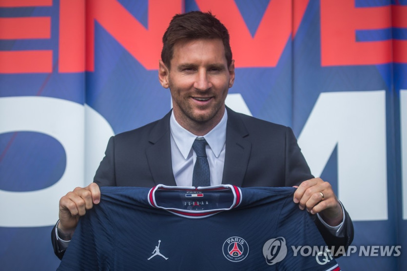 PSG 유니폼 들어올린 메시