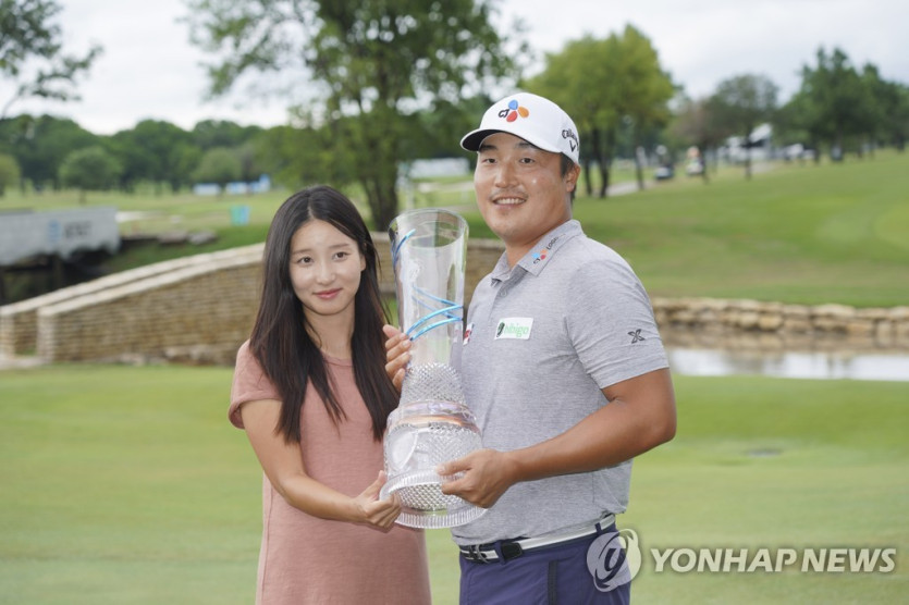 이경훈(오른쪽)과 아내 유주연 씨.