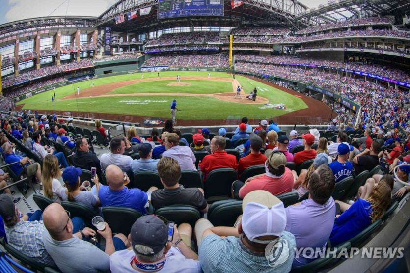 글로브라이프필드를 가득 메운 MLB 텍사스 팬들 [USA 투데이/로이터=연합뉴스]