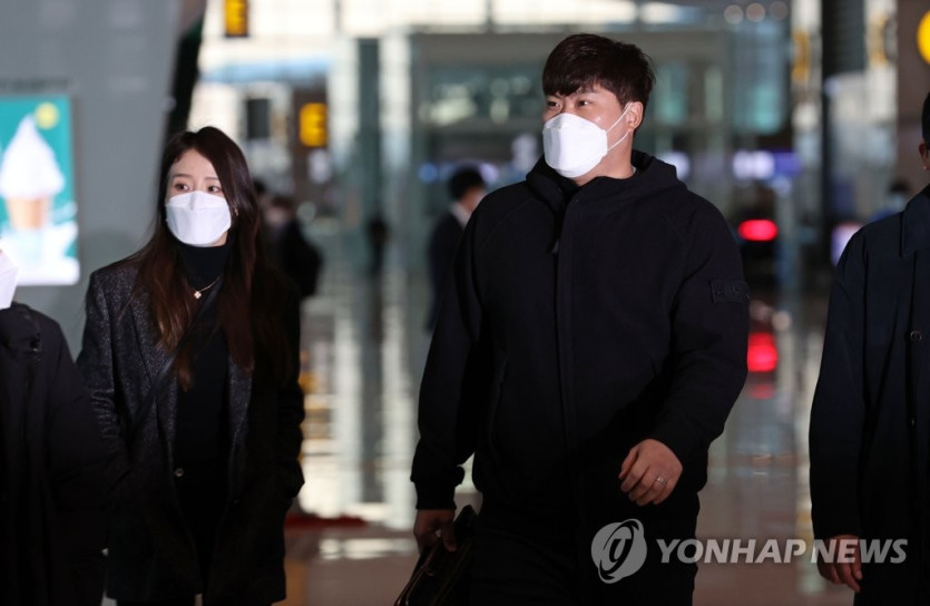 공항 들어서는 류현진과 배지현 (영종도=연합뉴스) 김인철 기자 = 미국 프로야구 메이저리그 토론토 블루제이스의 류현진이 3일 오전 인천국제공항 2터미널에서 메이저리그 2021시즌 준비를 위해 출국하고 있다. 2021.2.3 yatoya@yna.co.kr