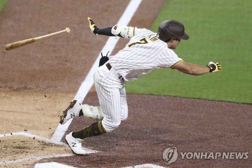 2회 2루수 쪽 내야 안타를 치고 전력 질주하는 김하성 [AP=연합뉴스]