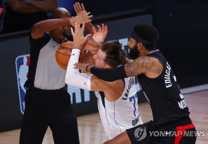 돈치치(흰색 유니폼)를 뒤에서 반칙으로 저지하는 모리스. [AFP=연합뉴스]