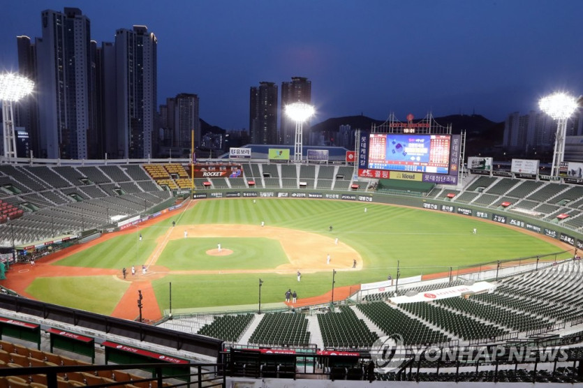 화려하게 불 밝힌 사직야구장 (사진 출처: 연합뉴스)