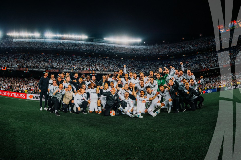 바르셀로나 홈구장에서 승리를 자축하는 프랑크푸르트 선수들 (사진 출처: Eintracht Frankfurt 트위터)