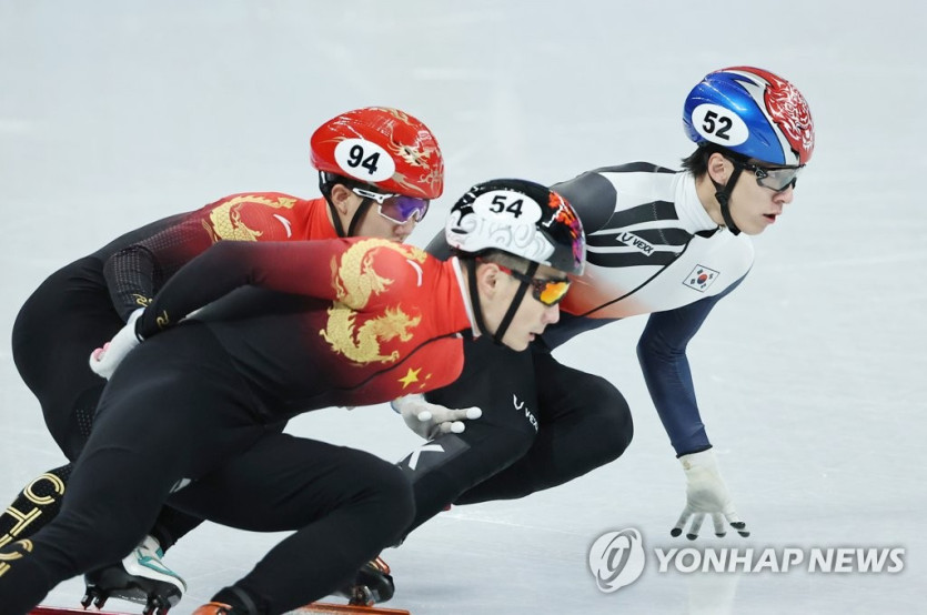 [올림픽] 인 코스 파고 들며 중국 견제 벗어나려는 황대헌 (사진 출처: 연합뉴스)