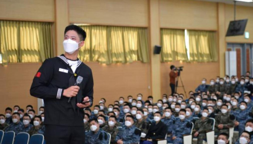 해군 훈련병들에게 군 생활 조언하는 박보검 (사진 출처: 연합뉴스)