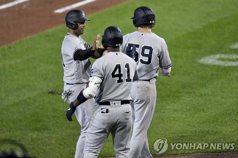 토론토와의 경기에서 5회 토레스의 적시타 때 득점한 양키스 선수들 [AP=연합뉴스]