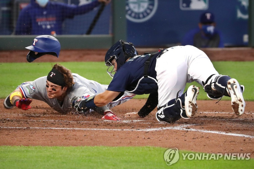 슬라이딩하는 추신수(왼쪽) 텍사스 레인저스 추신수(왼쪽)가 8일(한국시간) 미국 워싱턴주 시애틀 T-모바일 파크에서 열린 미국 프로야구 메이저리그 시애틀 매리너스와 원정 경기 4회 공격에서 홈으로 파고들고 있다. [AFP=연합뉴스]