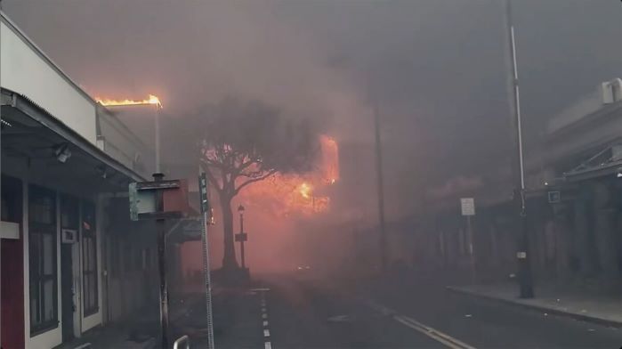 하와이 마우이섬에서 어제(10일)까지 사흘째 산불이 확산하면서 당국이 파악한 화재 사망자 수가 53명으로 늘었다.