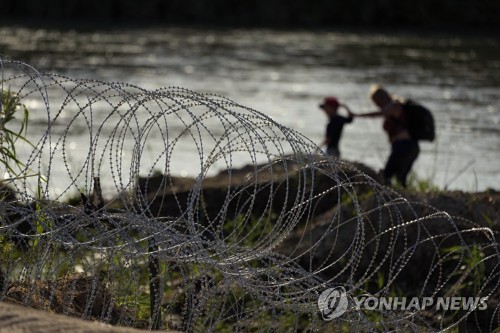 불법 이민자들이 크게 늘고 있는 가운데 공항이나 국경검문소에서 입국 부적격 판정을 받는 비시민권자 외국인 숫자가 급증한 것으로 나타났다.