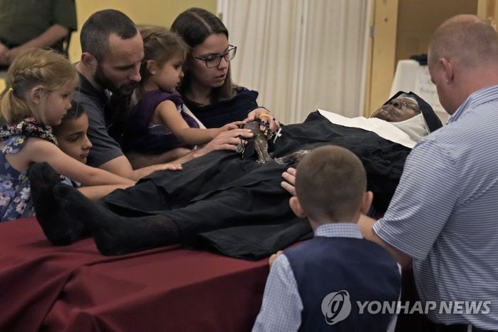 빌헬미나 랭커스터 수녀 앞에 무릎꿇은 신자들 (사진출처: 연합뉴스)