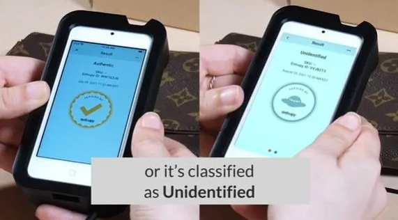 엔트루피라는 인증기가로 가방의 진품 여부를 가리는 모습. 
