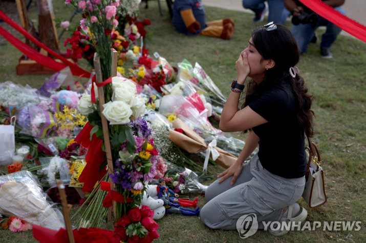 텍사스주 총기 난사 현장 추모객 (사진 출처: 연합뉴스)