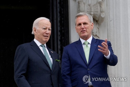 바이든 대통령과 매카시 하원의장 (사진 출처: 연합뉴스)