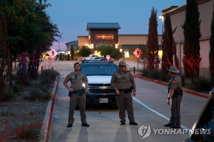 총기 난사 벌어진 텍사스주 앨런 아울렛 (사진 출처: 연합뉴스)