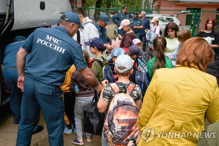 대피하는 벨고로드 어린이들 (사진 출처: 연합뉴스)