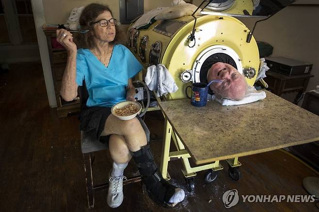 폴 알렉산더라는 이름의 이 남성은 그동안 주변 사람의 도움을 받아 동영상 사이트 틱톡에 '아이언렁맨'(ironlungman)이라는 이름으로 자신의 이야기를 전하는 동영상을 올려 왔다.