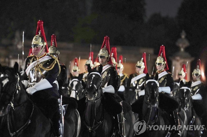 버킹엄궁 앞 대관식 예행연습 (사진 출처: 연합 뉴스)