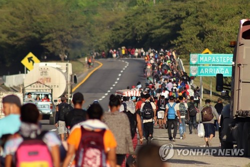 미국으로 가려는 멕시코의 이주민 행렬