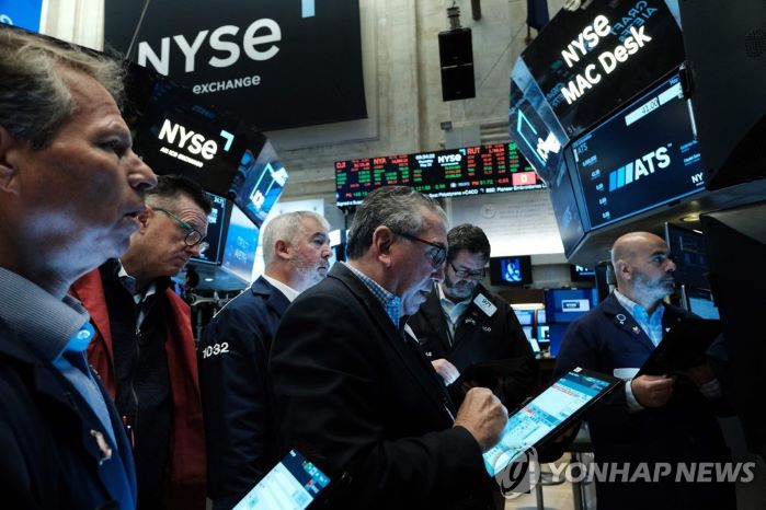 NYSE 입회장에 있는 트레이더들의 모습 (사진 출처: 연합뉴스)