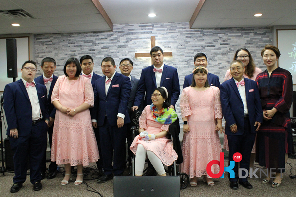 달라스 장애인학교 학생들과 이혜원 찬양사역자(오른쪽)