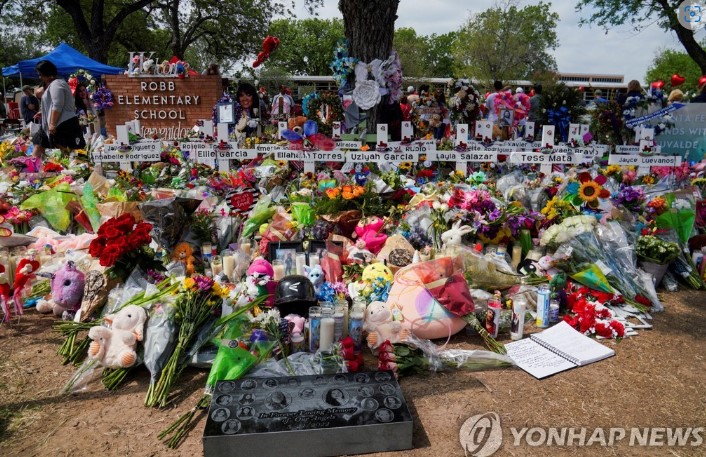 초등학교 총격 사건 희생자 추모 (사진 출처: 연합뉴스 / 로이터)